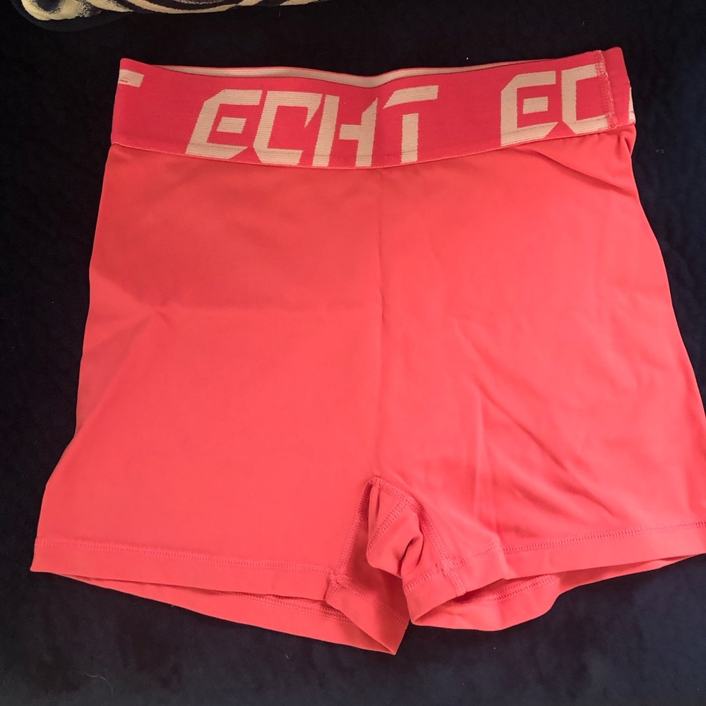Echt pink spandex shorts